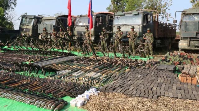 Junta Shells Sittwe Against AA Advance as Border Battles Trap Foreigners Near Myawaddy