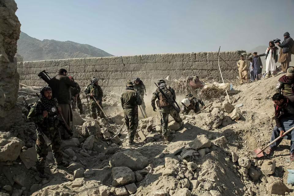 Pakistan bombs Kabul in 'open war' on Afghanistan's Taliban govt